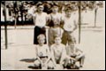 Galatasaray İlk Okulunda Hendbol Kalecisiyim (aşağı ortada)